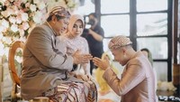 Selain pengajian dan siraman, Vidi Aldiano juga melakukan sungkeman dan memohon restu dari kedua orang tuanya. Foto: dok. Instagram Vidi Aldiano