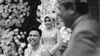 Vidi Aldiano tertawa bahagia melihat perliaku sang ayah di momen siramannya. Foto: dok. Instagram Vidi Aldiano