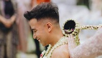 Di momen siraman, Vidi Aldiano tampak selalu tersenyum dan khusyuk mengikuti prosesi tersebut. Foto: dok. Instagram Vidi Aldiano