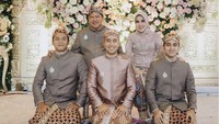 inilah foto keluarga Vidi Aldiano bersama keluarga sebelum resmi menikahi Sheila Dara Aisha. Foto: dok. Instagram Vidi Aldiano