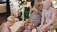Ketika mencuci kaki sang ayah, terlihat ayah Vidi Aldiano mengabadikan momen itu melalui ponselnya. Foto: dok. Instagram Vidi Aldiano