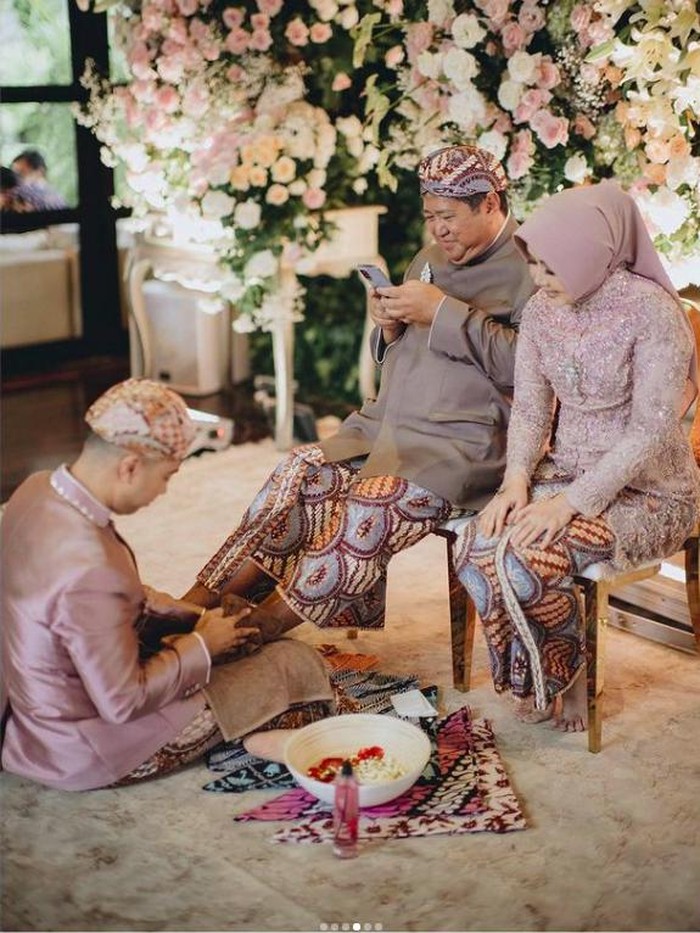 Vidi Aldiano Momen siraman dan sungkeman Vidi Aldiano