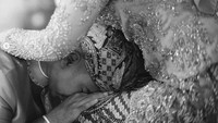 Vidi Aldiano sungkem dan memohon restu kepada sang bunda. Sang bunda pun merangkul Vidi yang siap menjalani fase baru kehidupannya sebagai suami. Foto: dok. Instagram Vidi Aldiano
