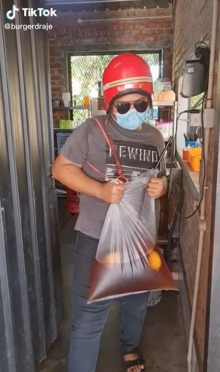 Viral di Malaysia, Para Pria Minum Es Teh dalam Kantong Plastik Segede Gaban