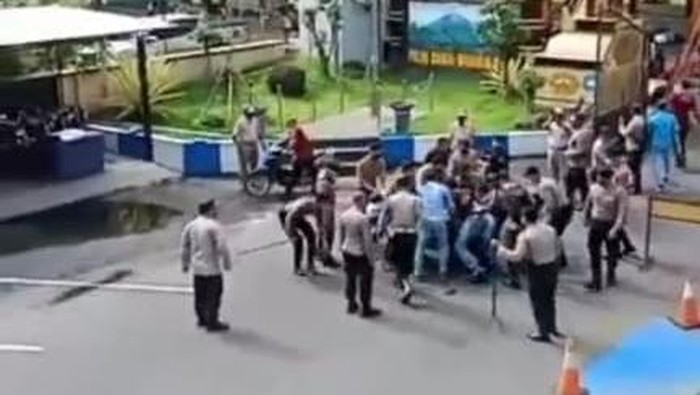 viral orang bawa pisau masuk polres lumajang