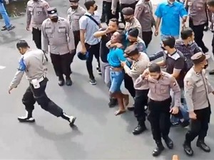 Detik-detik Pria Masuk dan Acungkan Pisau di Polres Lumajang