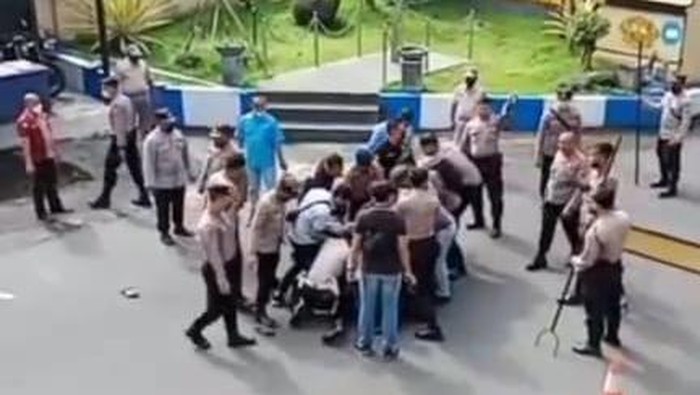viral pria bawa sajam masuk ke polres lumajang