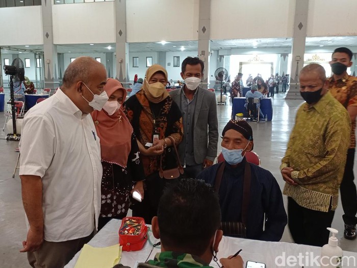 Wakil Gubernur (Wagub) DIY KGPAA Sri Paduka Pakualam X meninjau kick off vaksinasi booster di JEC, Bantul, Kamis (13/1/2022).
