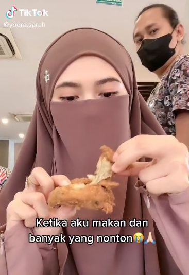 Seorang Wanita Bercadar Bagikan Pengalamannya Saat Makan di Restoran