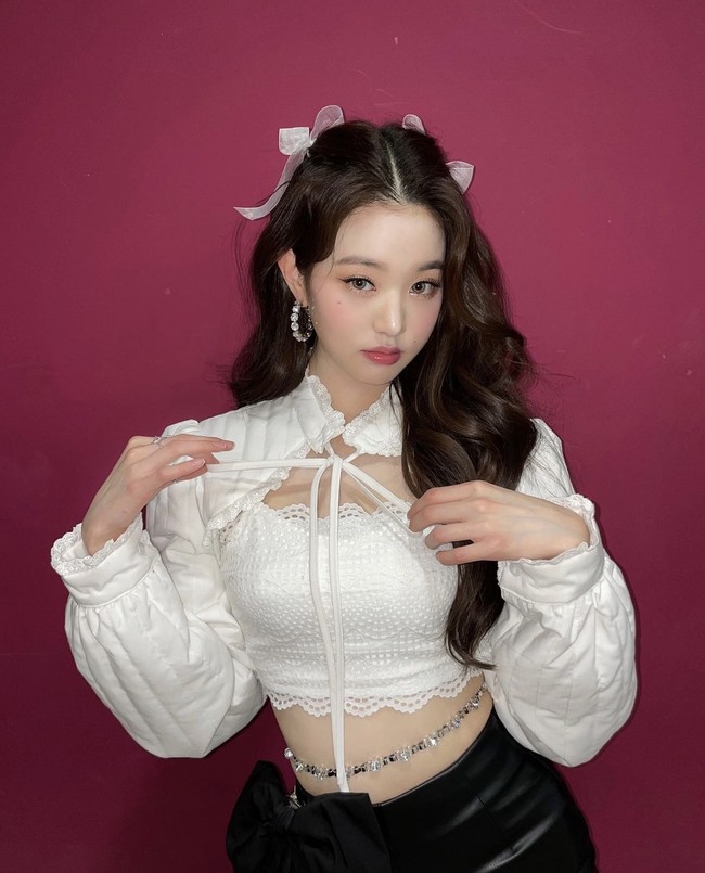 Wonyoung IVE disebut-sebut seperti anak bungsu di keluarga konglomerat. Saat debut bersaa IZ*ONE, Wonyoung masih berumur 14 tahun. Kini, Wonyoung sudah menginjak 17 tahun dan menggantikan Yoona sebagai model kecantikan brand Korea, Innisfree. Foto: dok Instagram @for_everyoung10