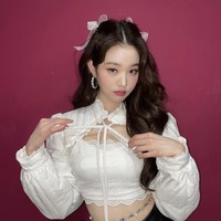 Wonyoung IVE disebut-sebut seperti anak bungsu di keluarga konglomerat. Saat debut bersaa IZ*ONE, Wonyoung masih berumur 14 tahun. Kini, Wonyoung sudah menginjak 17 tahun dan menggantikan Yoona sebagai model kecantikan brand Korea, Innisfree. Foto: dok Instagram @for_everyoung10