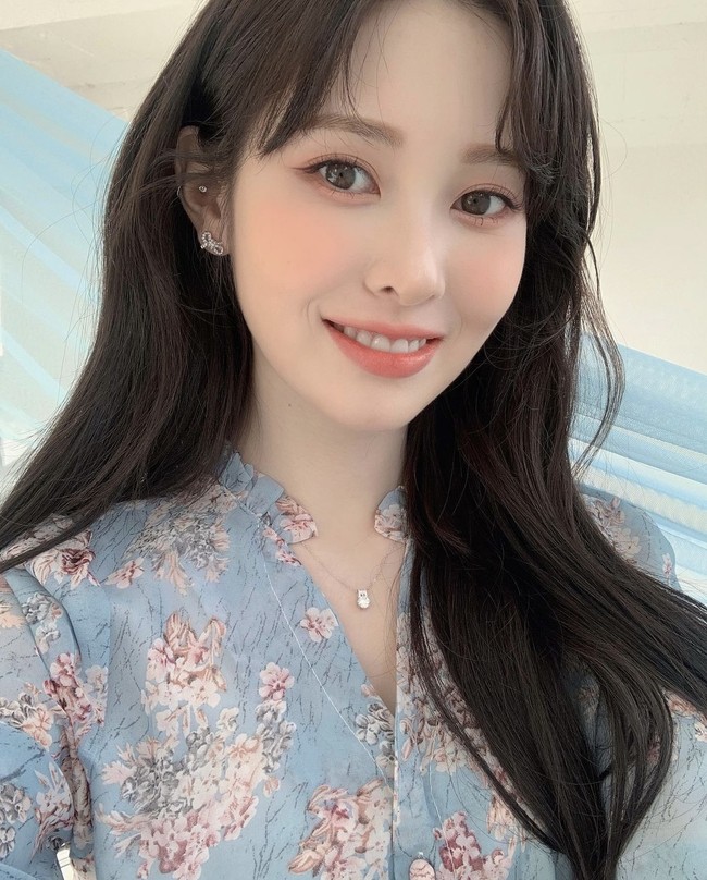 Yebin DIA dinilai mirip putri salju alias Snow White karena memiliki kulit pucat dan pernah punya potongan rambut bob. Dia bahkan pernah memakai kostum Disney Princess tersebut selama fanmeeting. Foto: dok Instagram @yeb1n_100