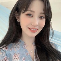 Yebin DIA dinilai mirip putri salju alias Snow White karena memiliki kulit pucat dan pernah punya potongan rambut bob. Dia bahkan pernah memakai kostum Disney Princess tersebut selama fanmeeting. Foto: dok Instagram @yeb1n_100