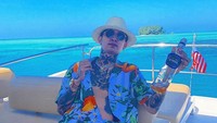 Bergaya santai saat menikmati minuman juga dilakukan Young Lex ketika traveling sambil naik kapal pesiar. Foto: instagram @young_lex18