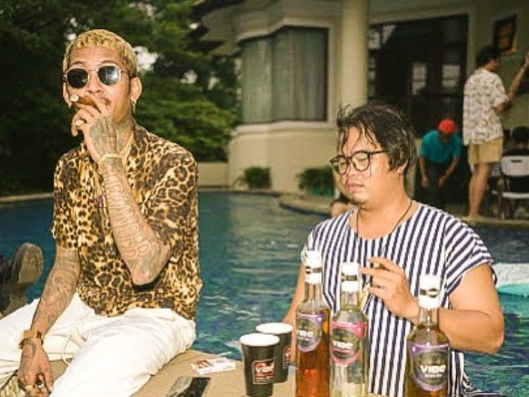 Asyiknya Gaya Young Lex Saat Ngopi dan Makan Nasi Bungkus
