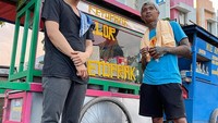 Pria kelahiran 18 April 1992 ini punya banyak momen kulineran santai dan nyeleneh. Seperti saat berpose di depan gerobak ketoprak ini.  Foto: instagram @young_lex18
