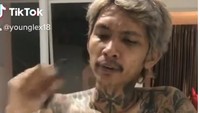 Hayo kira-kira sedang makan apa nih Young Lex? Di depannya ada nasi dengan aneka lauk. Siap dinikmati sebagai makan malam.  Foto: instagram @young_lex18