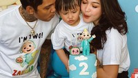 Sebagai seniman, Young Lex memang terlihat mengoleksi tato di tubuhnya. Tampilannya sangar namun ia dikenal sangat dekat dengan keluarga. Salah satunya ketika merayakan ulang tahun si kecil, Zainab.  Foto: instagram @young_lex18