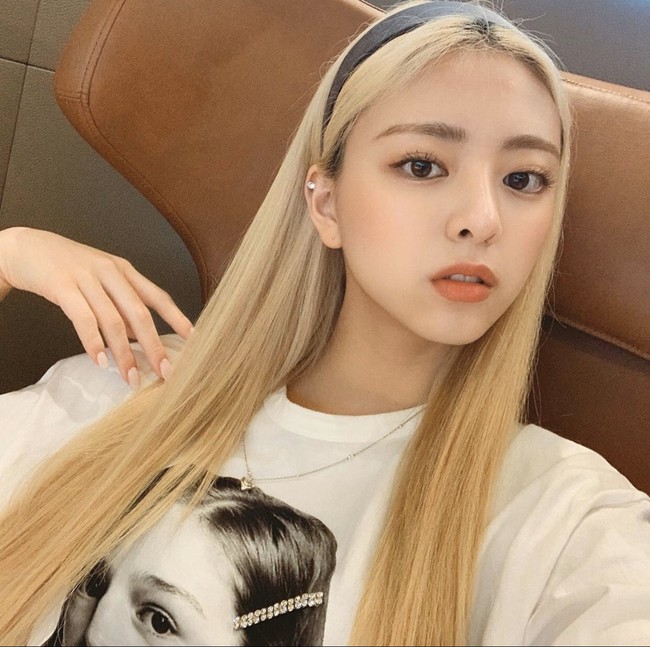 Visual sekaligus maknae grup ITZY ini mengingatkan netizen Korea dengan sosok Alice dari kartun Disney Alice in Wonderland. Terlebih, Yuna tampil dengan rambut blonde selama menggelar showcase pada 2019. Foto: dok Instagram @itzy.all.in.us