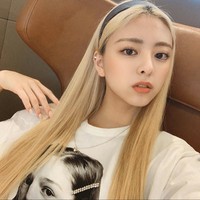 Visual sekaligus maknae grup ITZY ini mengingatkan netizen Korea dengan sosok Alice dari kartun Disney Alice in Wonderland. Terlebih, Yuna tampil dengan rambut blonde selama menggelar showcase pada 2019. Foto: dok Instagram @itzy.all.in.us