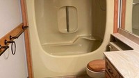 Mirip tempat sauna ya, tapi ini sebenarnya kamar mandi lho. 