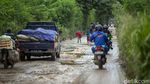 Aksi Anak-anak Kuras Air dari Jalan Berlubang di Kabupaten Bekasi
