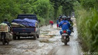 Jalan yang telah rusak bertahun-tahun ini tak kunjung diperbaiki.