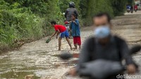 Dalamnya lubang sangat membahayakan bagi para pengendara yang melintas. Terlebih pada musim penghujan lubang-lubang jalan tersebut dipenuhi dengan air.