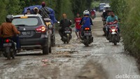 Sesekali warga yang melintas memberi uang kepada anak-anak yang menyerok air.