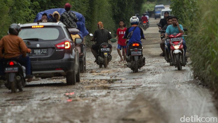 Aksi Anak-anak Kuras Jalan Berlubang di Kabupaten Bekasi Dua anak menguras jalan berlubang yang tegenang di Jalan Raya Kali CBL, Cibitung, Kabupaten Bekasi. Jalan yang telah rusak bertahun-tahun ini tak kunjung diperbaiki.