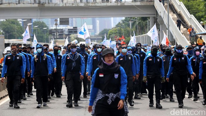 Aksi Buruh Serbu Gedung DPR RI Tolak UU Cipta Kerja Massa buruh dari berbagai elemen menggelar aksi unjuk rasa di depan Gedung DPR RI. Aksi itu digelar untuk menolak omnibus law UU Cipta Kerja.