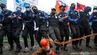 Diketahui, di sela-sela aksi unjuk rasa tersebut, massa buruh juga sempat menggelar salat Jumat di depan DPR.
