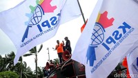 Dalam aksi unjuk rasa tersebut orator juga mengajak masyarakat untuk tidak mendukung partai politik yang mendukung UU Cipta Kerja.