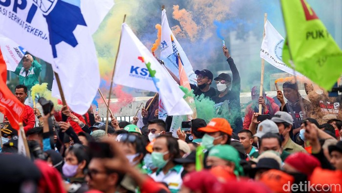 Massa buruh dari berbagai elemen menggelar aksi unjuk rasa di depan Gedung DPR RI. Aksi itu digelar untuk menolak omnibus law UU Cipta Kerja.