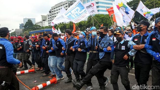 Aksi Buruh Serbu Gedung DPR RI Tolak UU Cipta Kerja