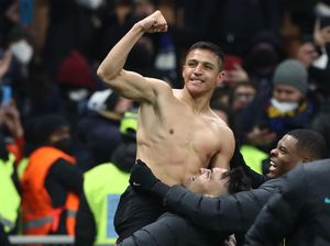 Kegirangan Tiba di Marseille, Alexis Sanchez Nyaris Cedera