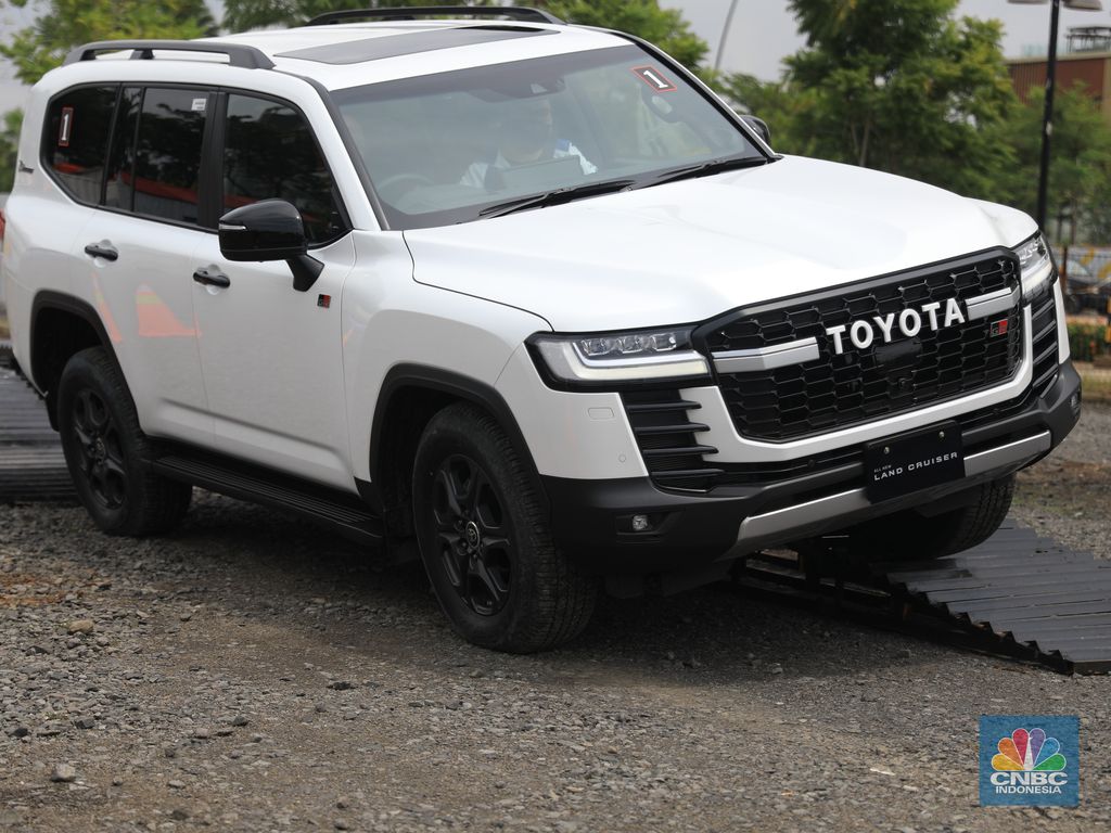 All New Land Cruiser saat Test Drive di Edutown Arena, BSD, Tangerang Selatan, Jumat, (14/1/2022). (CNBC Indonesia/Muhammad Sabki)