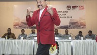 Pada tahun 2014, mantan Kepala BIN Jenderal TNI (Purn) AM Hendropriyono dikukuhkan sebagai guru besar bidang intelijen oleh Sekolah Tinggi Intelijen Negara (STIN). Dia menjadi guru besar bidang intelijen pertama di Indonesia, bahkan diklaim pertama di dunia.