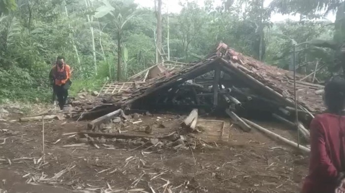 Angin kencang merobohkan rumah hingga rata dengan tanah di Kalaparea, Sukabumi. Penghuninya, Bah Enel (82) turut mengalami luka ringan karena tertimpa reruntuhan rumah.
