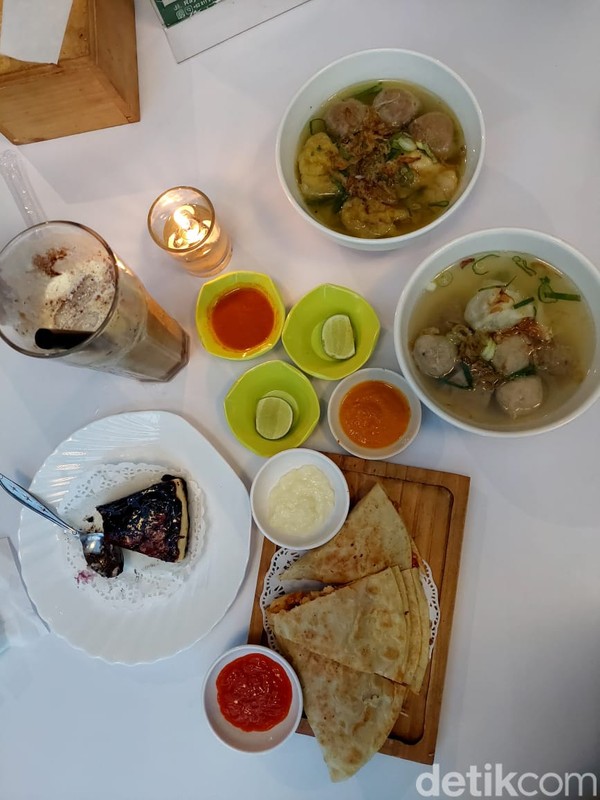 Kafenya menjual aneka olahan kopi dan roti juga. Serta pilihan makanan berat juga bisa dinikmati mulai seafood, soto, olahan daging dan ayam, bakso masih banyak lainnya. Kafenya menjual aneka olahan kopi dan roti juga. Serta pilihan makanan berat juga bisa dinikmati mulai seafood, soto, olahan daging dan ayam, bakso masih banyak lainnya.