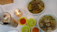 Kafenya menjual aneka olahan kopi dan roti juga. Serta pilihan makanan berat juga bisa dinikmati mulai seafood, soto, olahan daging dan ayam, bakso masih banyak lainnya.