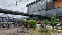 Kafe ini masih tahap dalam pembangunan. Mereka sedang sedang mempersiapkan ruang meeting, salon spa khusus wanita, kelas pilates wanita juga, playground dan area cuci mobil juga.