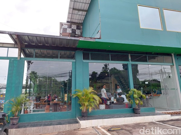 Namanya Archeries Cafe, lokasinya berada di Jl. Bukit Sarua No.33 Ciputat.