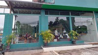 Namanya Archeries Cafe, lokasinya berada di Jl. Bukit Sarua No.33 Ciputat.