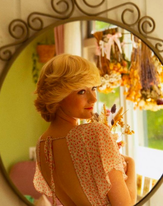 “Ini menjadi potongan yang cantik dan elegan. Putri Diana merupakan ikon fashion, mungkin yang terbesar. Dia masih menjadi inspirasi banyak orang sampai hari ini dengan gaya dan penampilan fashionnya yang ikonik,” ungkap Rose, seperti dikutip dari Insider. Foto: dok. Instagram/@rosenoraanna