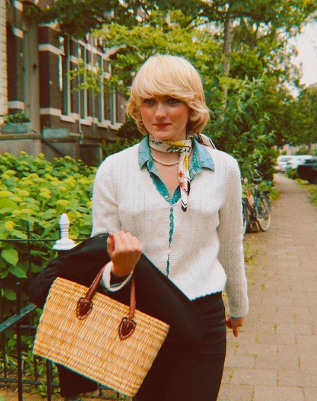 Rose Nora pecinta barang-barang vintage. Dia kerap bergaya ala wanita ’70-an. Foto: dok. Instagram/@rosenoraanna