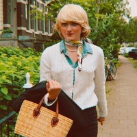 Rose Nora pecinta barang-barang vintage. Dia kerap bergaya ala wanita ’70-an. Foto: dok. Instagram/@rosenoraanna