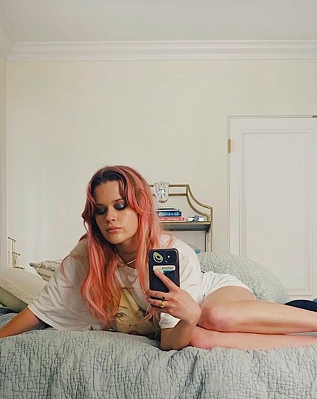 Di Instagram Stories, ia sempat mendapat pertanyaan apakah ia lebih menyukai pria atau wanita. Ia lalu menjawab, Aku sangat tertarik pada... orang. Tak peduli gendernya. (Foto: Instagram/@avaphillippe)