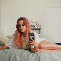 Di Instagram Stories, ia sempat mendapat pertanyaan apakah ia lebih menyukai pria atau wanita. Ia lalu menjawab, Aku sangat tertarik pada... orang. Tak peduli gendernya. (Foto: Instagram/@avaphillippe)