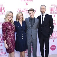 Deacon PhillippeMewarisi wajah rupawan orang tuanya, Deacon Phillippe dianggap sebagai bayi nepotisme terbaru di industri Hollywood. Anak kedua Ryan Phillippe dan Reese Witherspoon itu baru saja mencoba dunia akting dengan membintangi serial Netflix Never Have I Ever.Foto: Jordan Strauss/Invision/AP